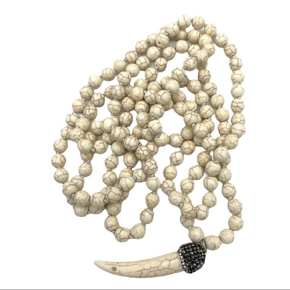 Howlite knotted beaded long gemstone necklace Horn pendant. - Picture 6 of 6
